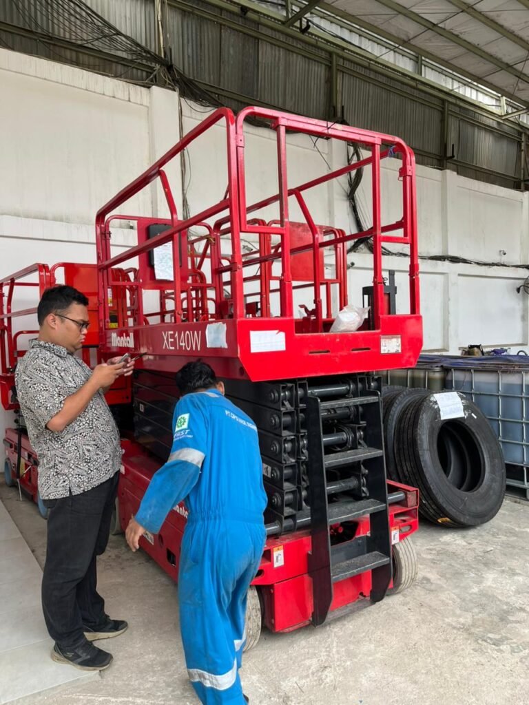Beli vs Sewa Scissor Lift & Boom Lift: Kapan Waktu yang Tepat untuk Bisnis Anda? unit sewa dan jual scissor Lift HS0808H jabodetabek