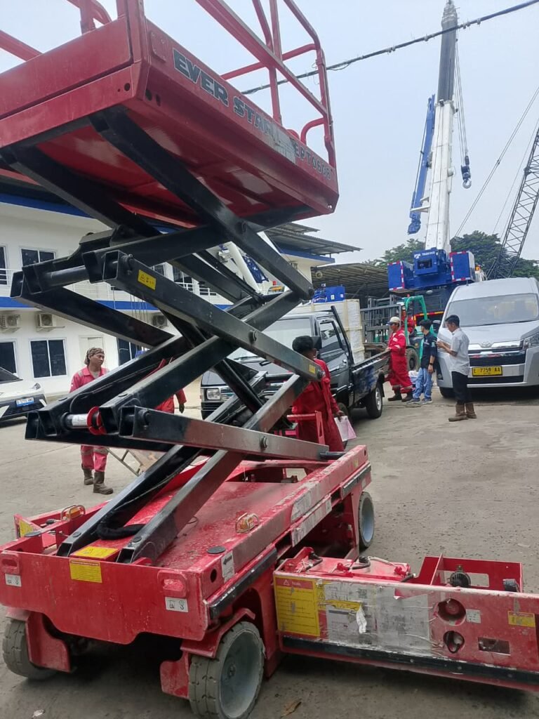 Beli vs Sewa Scissor Lift & Boom Lift: Kapan Waktu yang Tepat untuk Bisnis Anda? rental dan jual scissor lift
