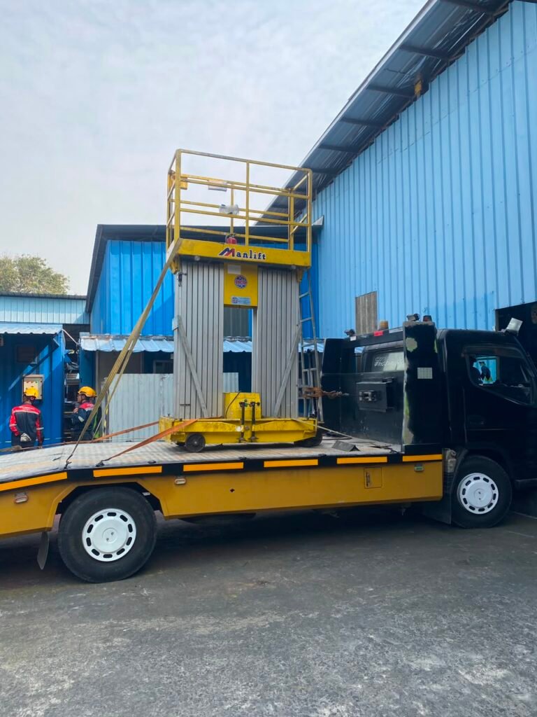 keunggulan vertical mast lift vs scissor lift