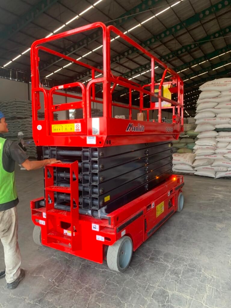 Mengenal Scissor Lift: Solusi Kerja Vertikal yang Aman dan Efisien di Ketinggian Scissor Lift Elektrik by Manlift