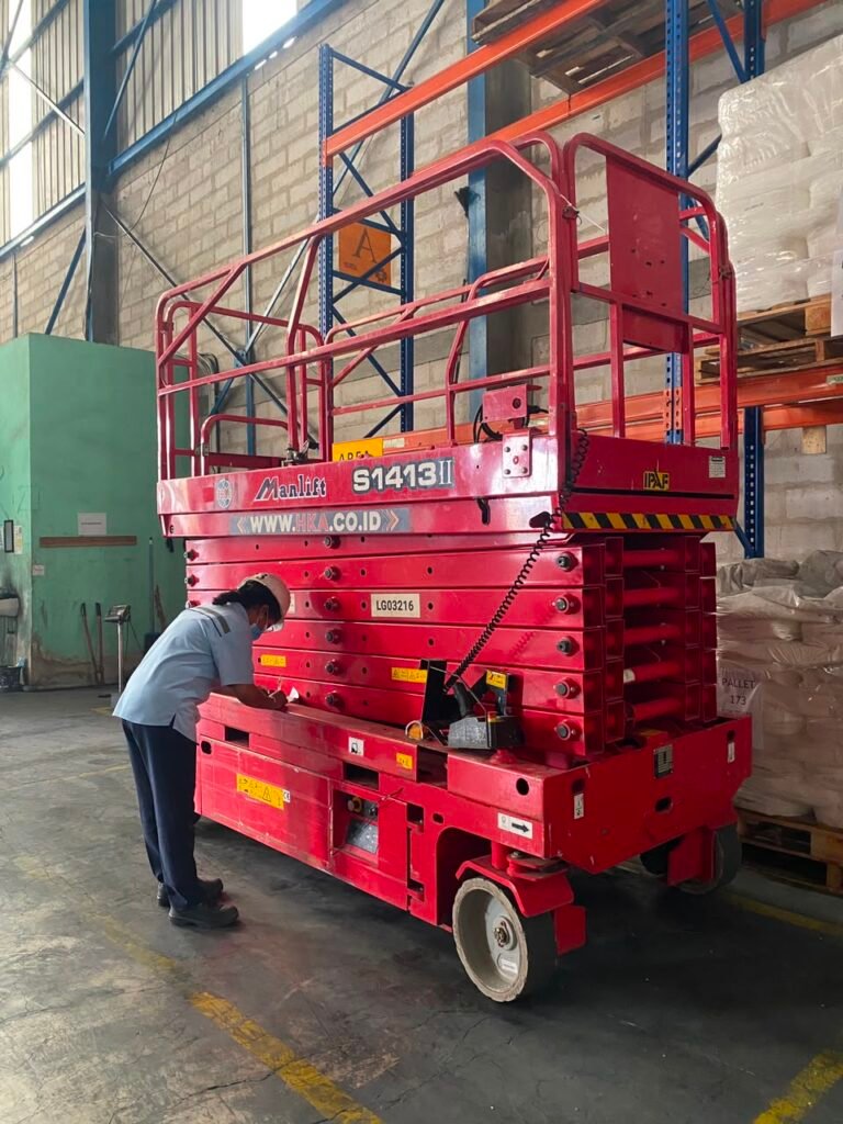 Mengenal Scissor Lift: Solusi Kerja Vertikal yang Aman dan Efisien di Ketinggian