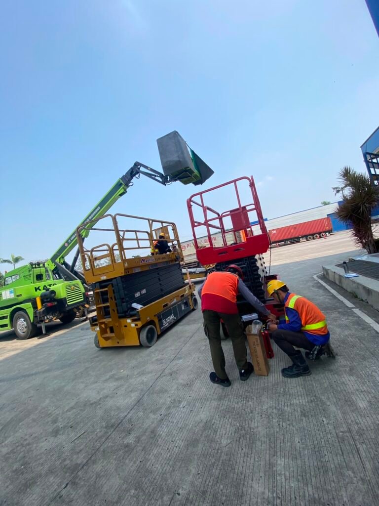 Beli vs Sewa Scissor Lift & Boom Lift: Kapan Waktu yang Tepat untuk Bisnis Anda? Tips memilih sewa atau beli unit scissor lift by Helift Indonesia