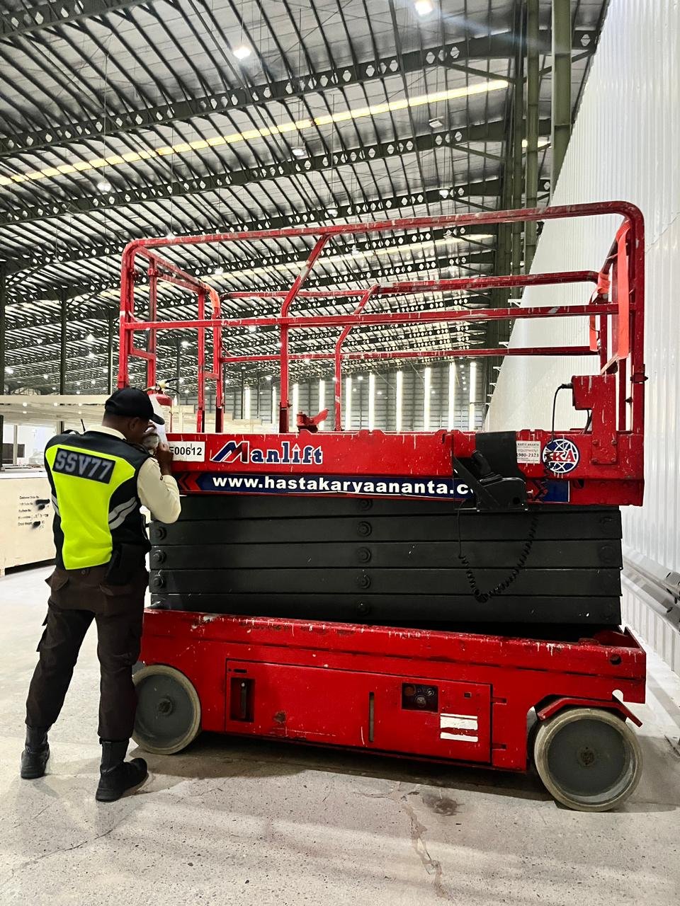 Sewa Scissor Lift HS0607H 8 Meter Bekasi Unit scissor lift 8 meter manlift