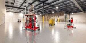 Solusi Kerja di Ketinggian Area Sempit: Keunggulan Vertical Mast Lift vs Scissor Lift