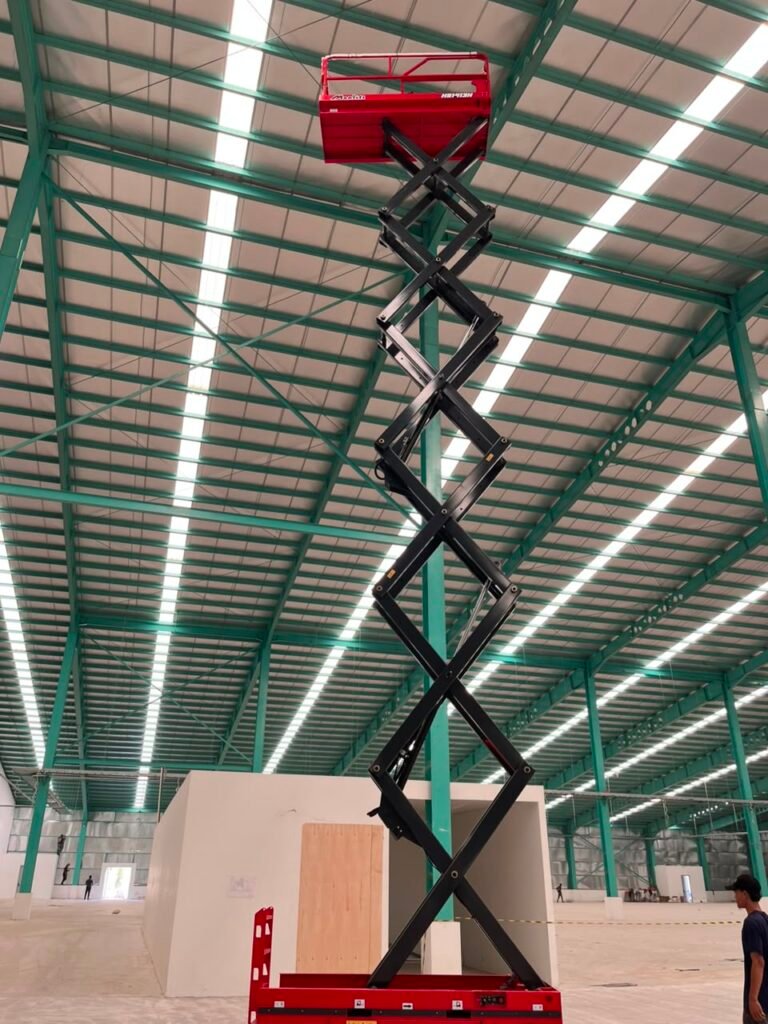Manlift scissor lift by Helift